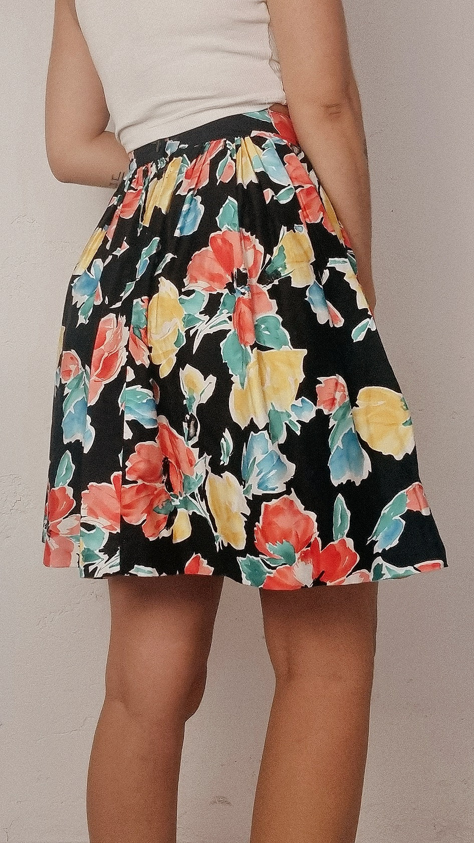 Jupe courte vintage noire à fleurs colorées XS