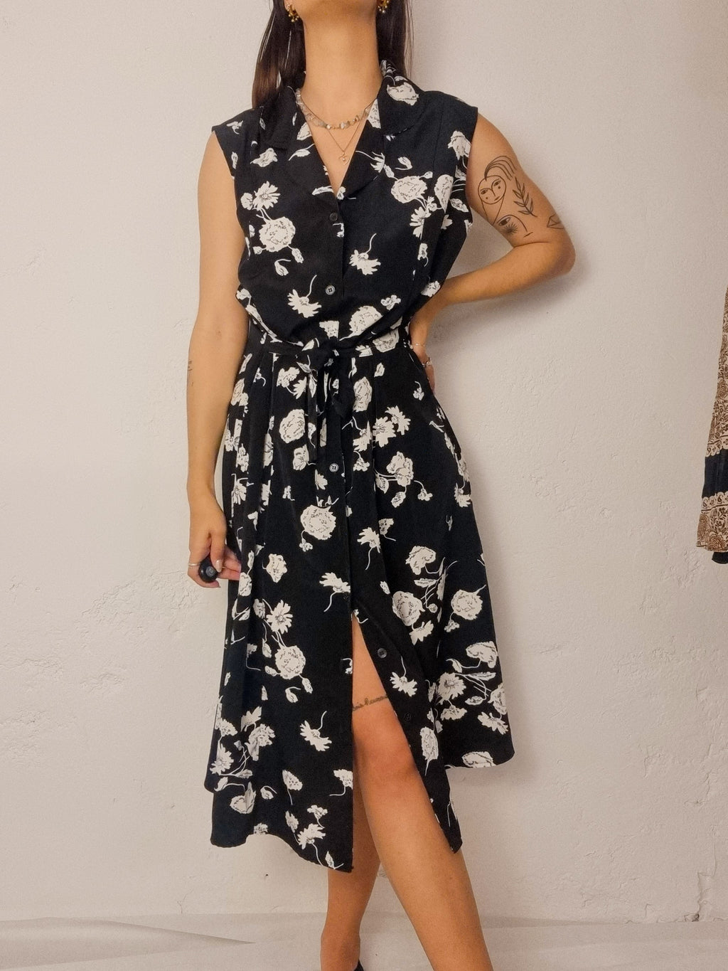 Vintage schwarz-weißes Blumenkleid