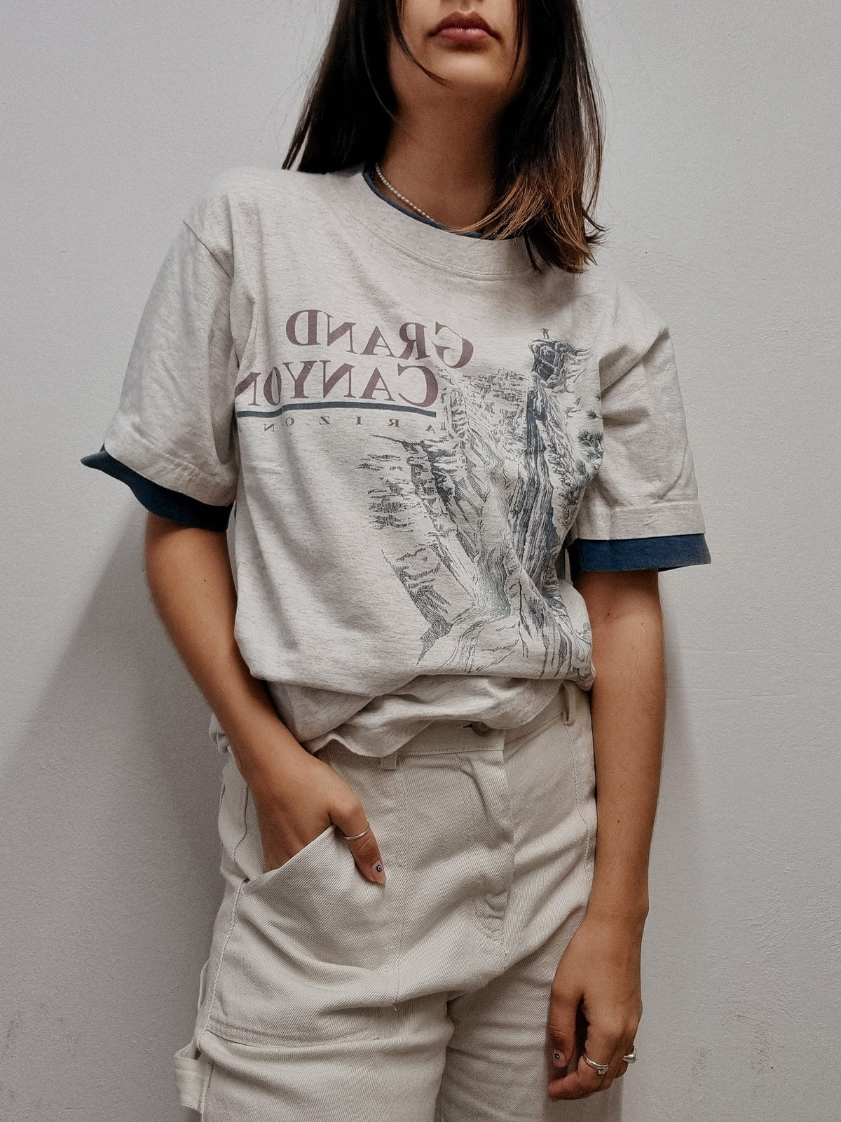 Vintage hellgraues und lila T-Shirt M