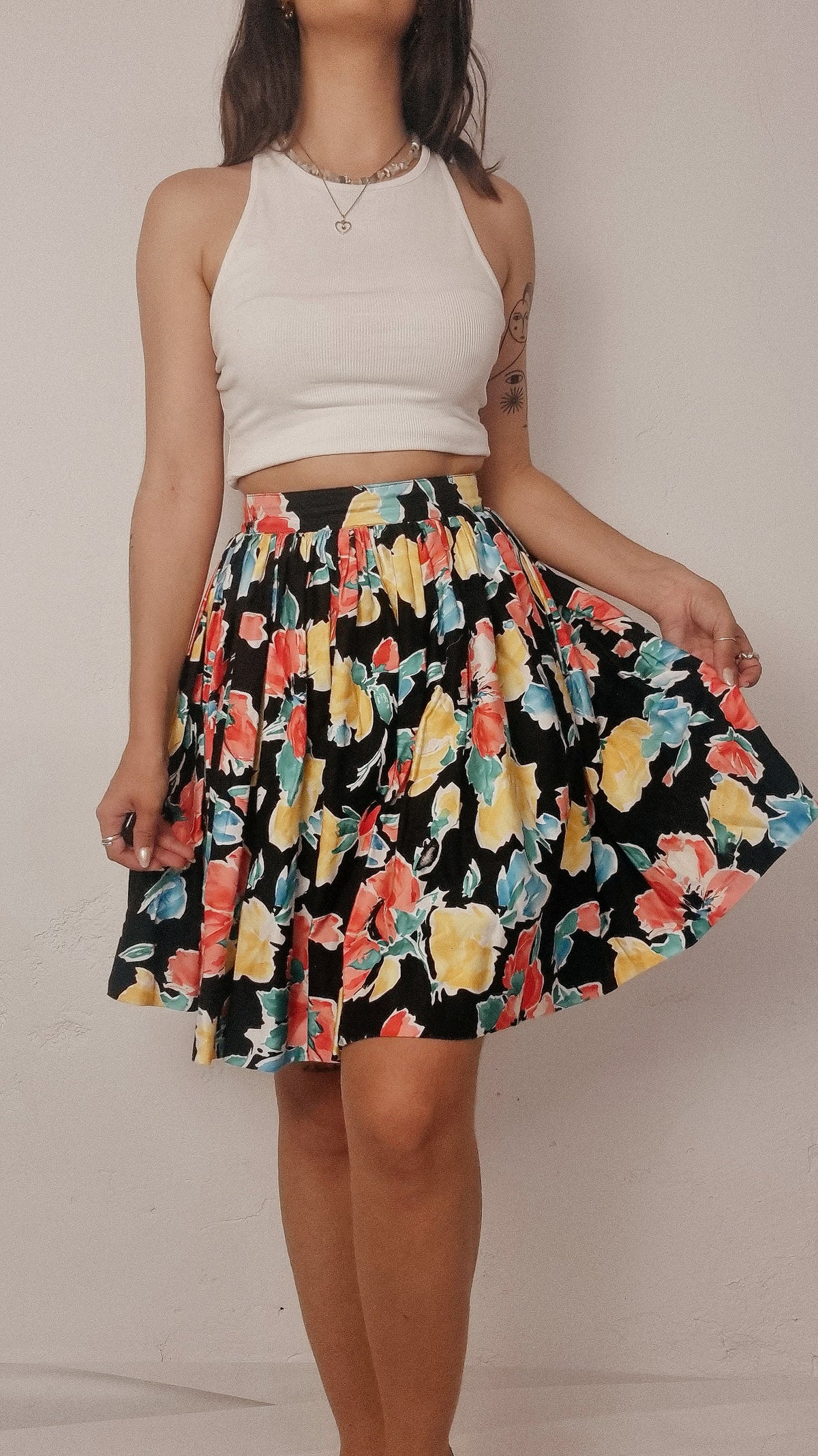 Jupe courte vintage noire à fleurs colorées XS