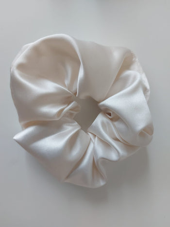 White satin scrunchie by Chuperchouchou