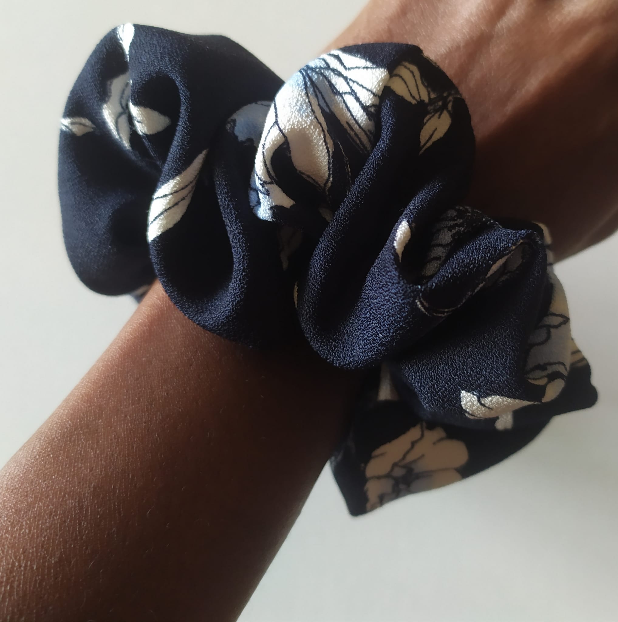 Chouchou noir à motifs by Chuperchouchou