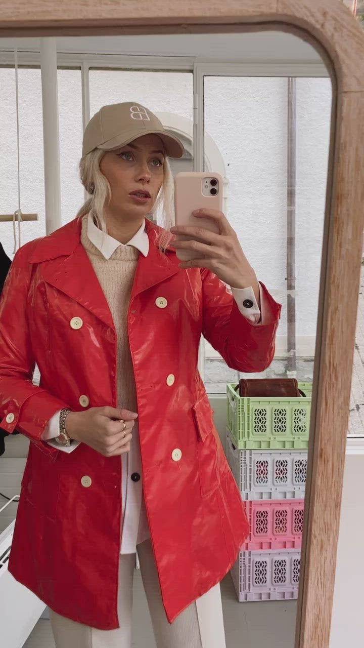 Kurzer vintage glänzender roter Regenmantel-Trenchcoat XS 