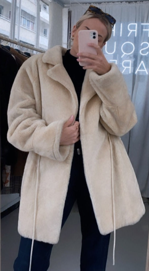 Cremefarbener Kunstpelzmantel M 