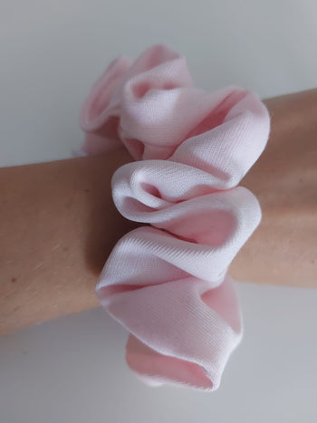 White satin scrunchie by Chuperchouchou