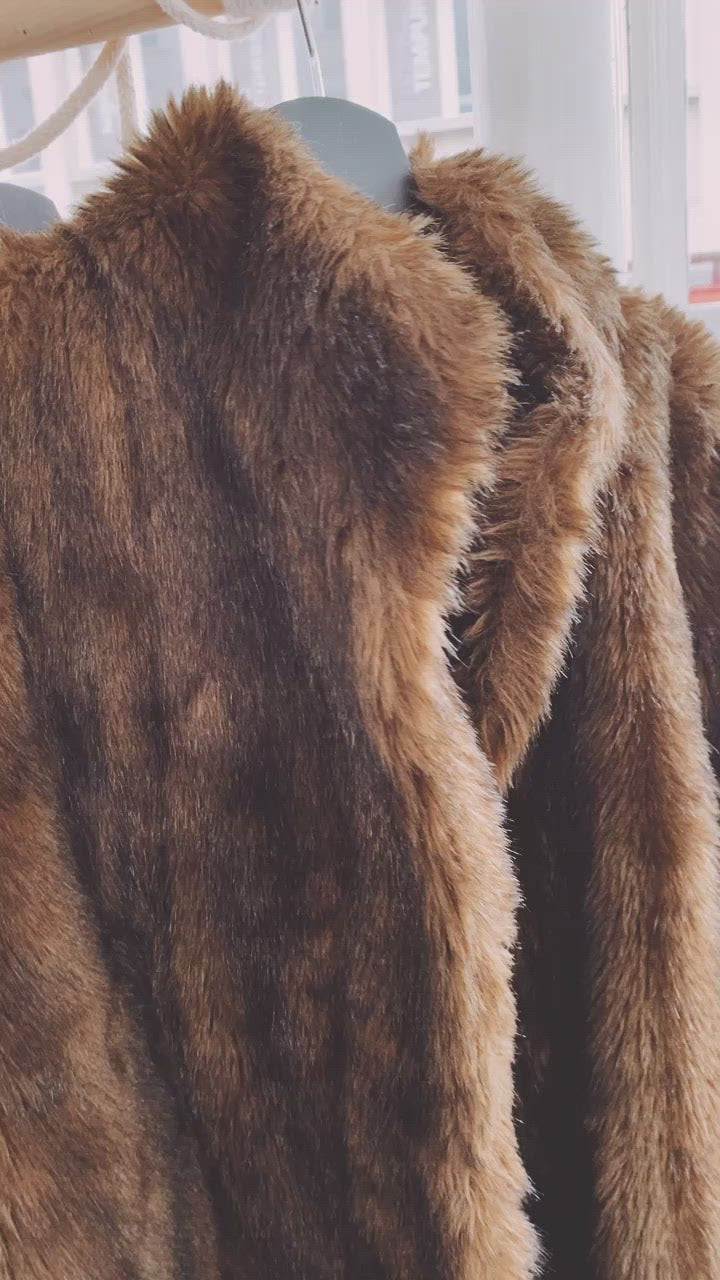 Manteau brun court en fausse fourrure M