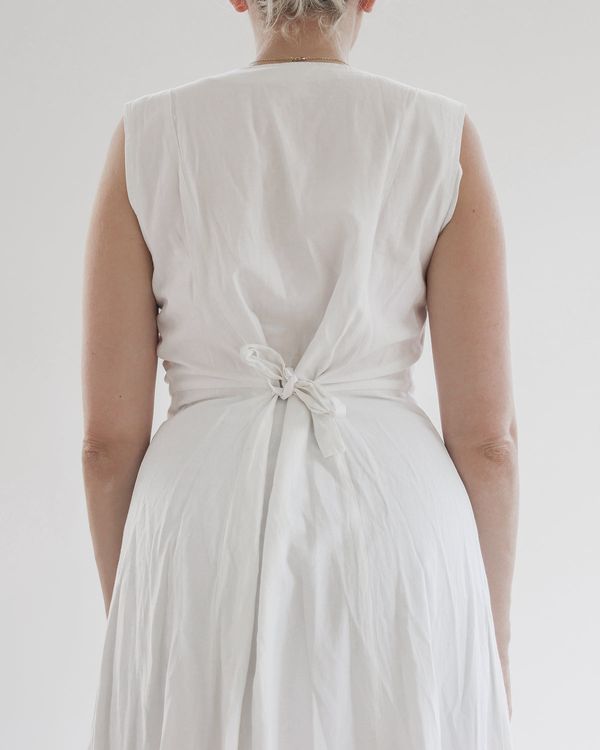Robe blanche avec 4 boutons sur le décolleté