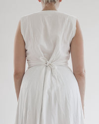Robe blanche avec 4 boutons sur le décolleté