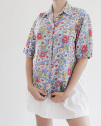 Chemisier en soie 80s/90s bleue avec motifs à fleurs S/M