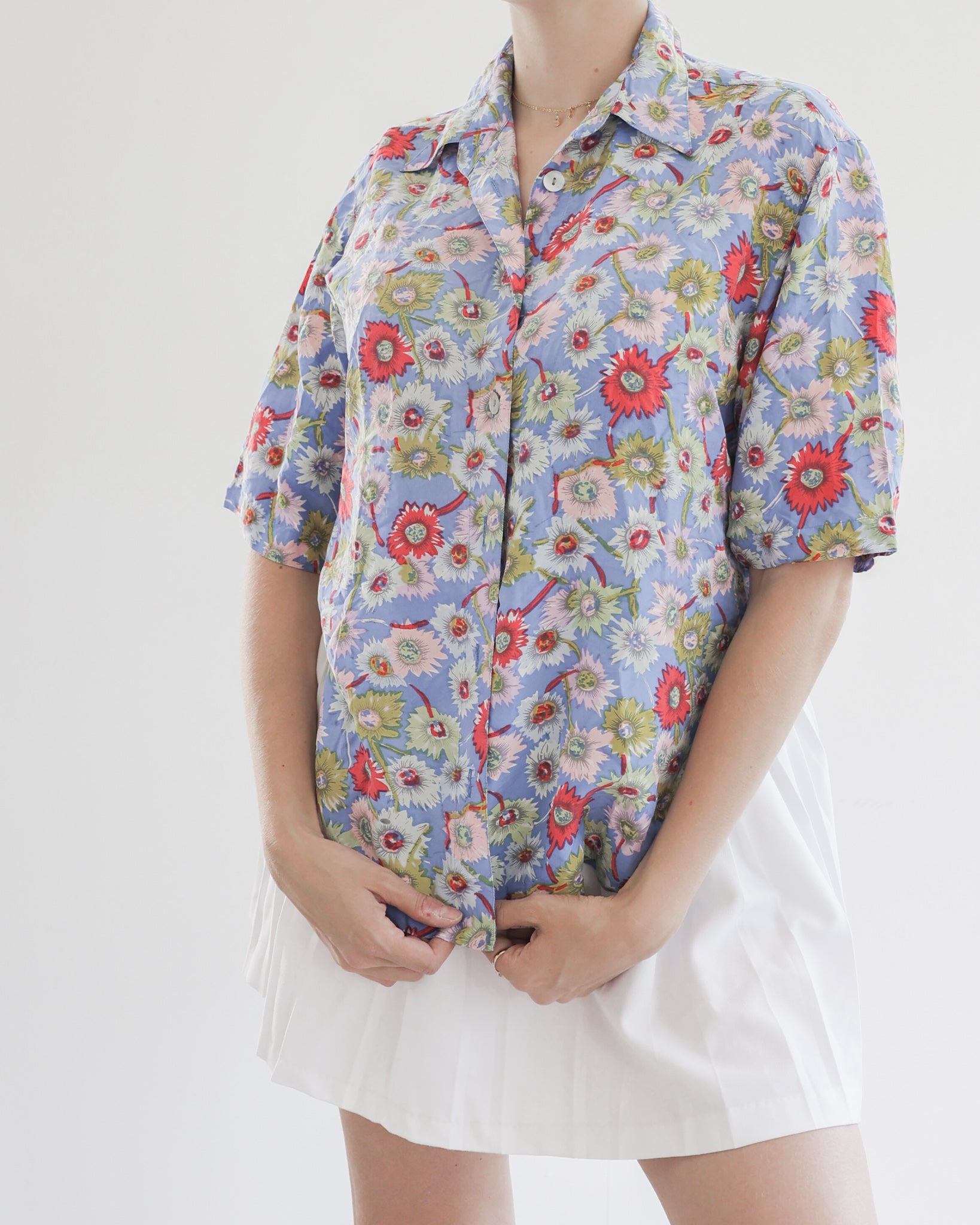 Chemisier en soie 80s/90s bleue avec motifs à fleurs S/M