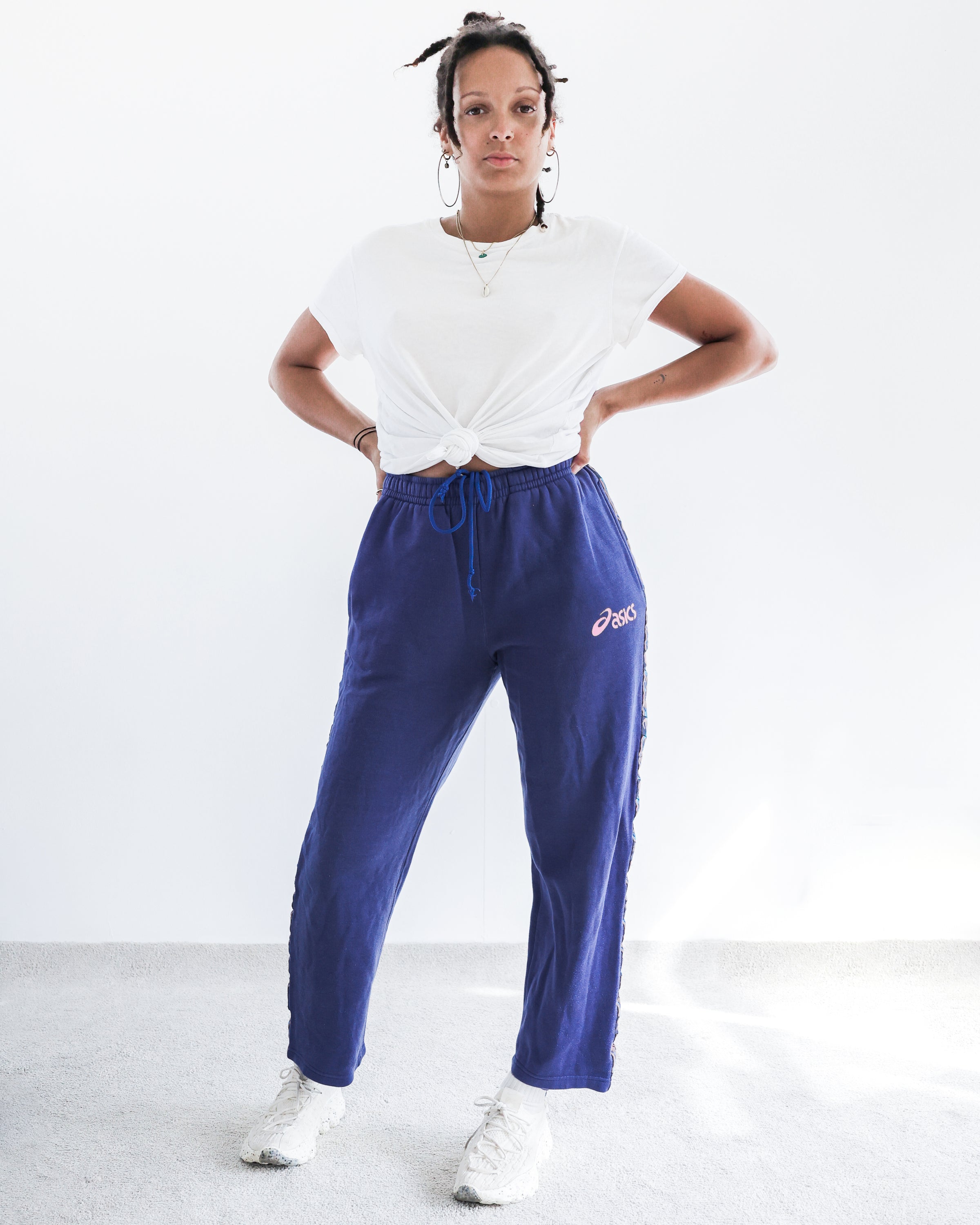Pantalon de jogging Asics bleu marine avec bandes roses S