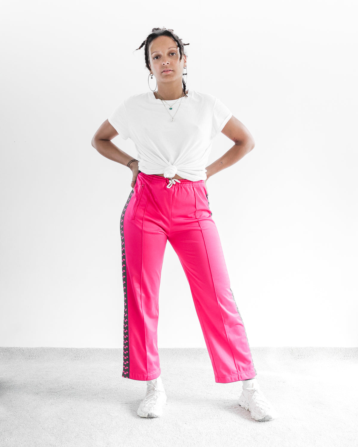 Pantalon de jogging Arena rose avec bandes foncées S/M
