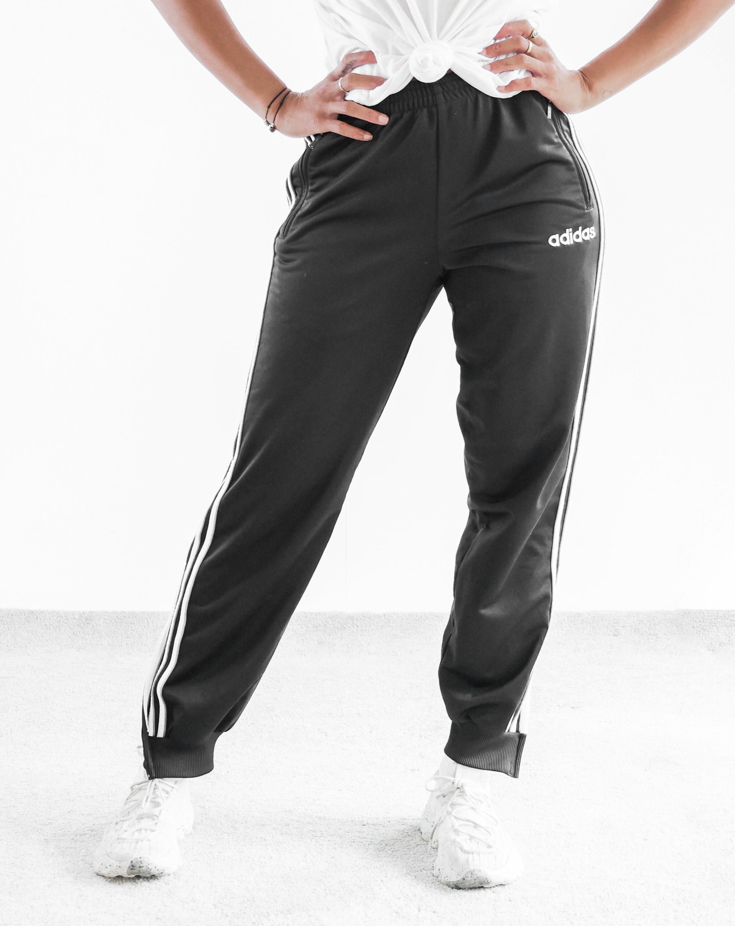 Pantalon de jogging Adidas noir avec lignes blanches S/M