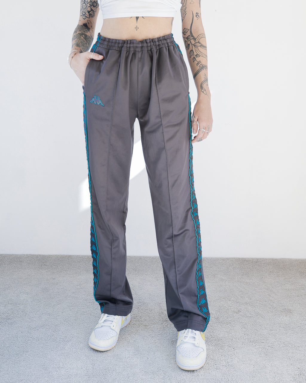 Dunkelgraue Jogginghose von Kappa mit türkisfarbenen Streifen L