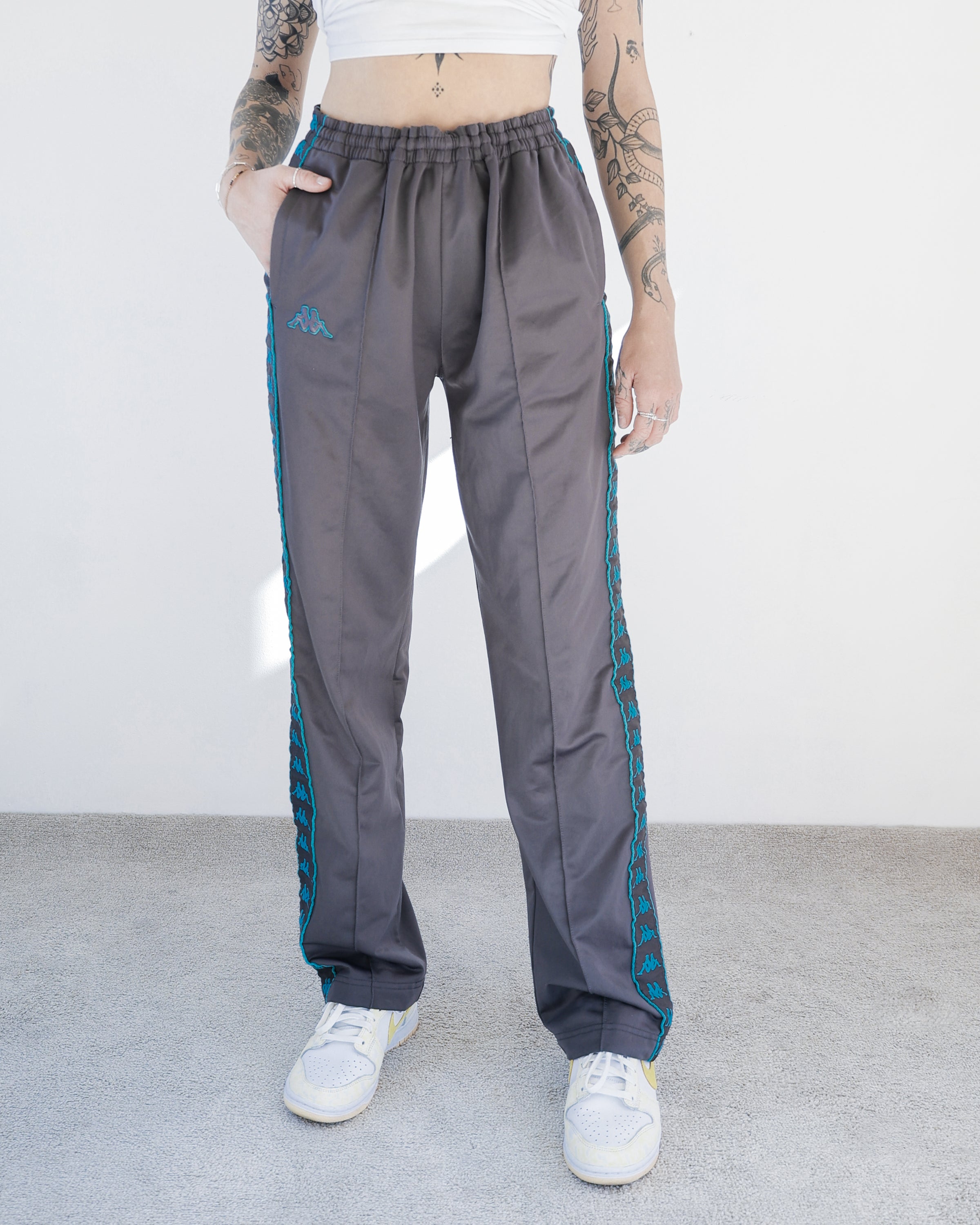 Dunkelgraue Jogginghose von Kappa mit türkisfarbenen Streifen L