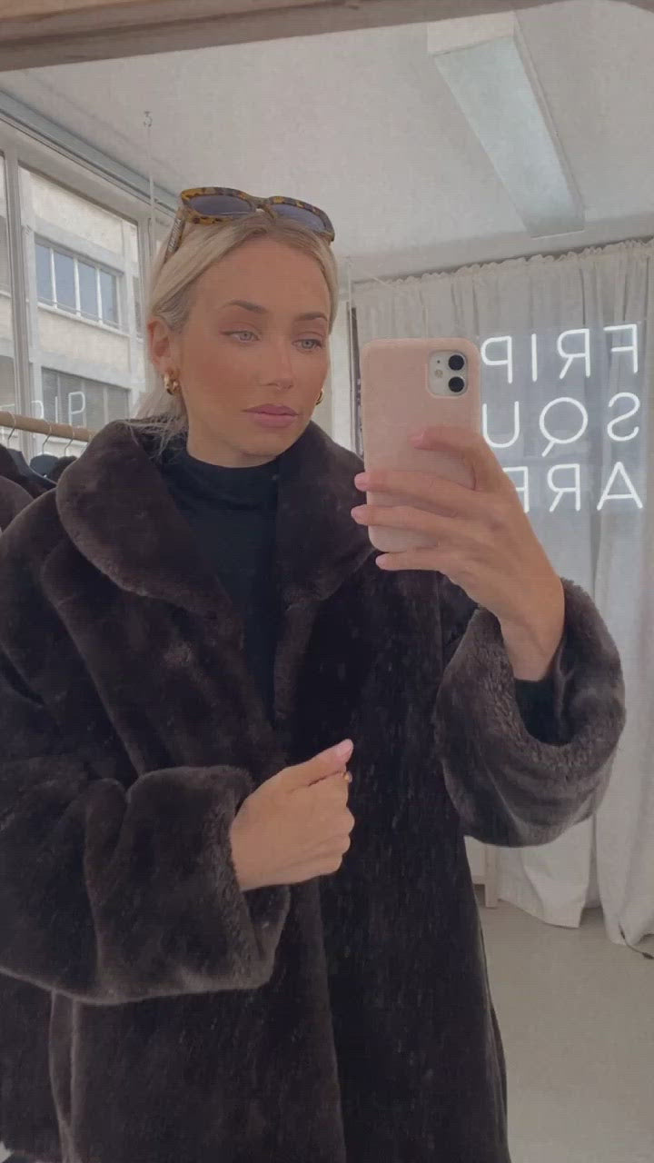 Manteau brun en fausse fourrure M
