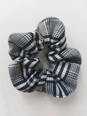 Black and white check scrunchie by Chuperchouchou