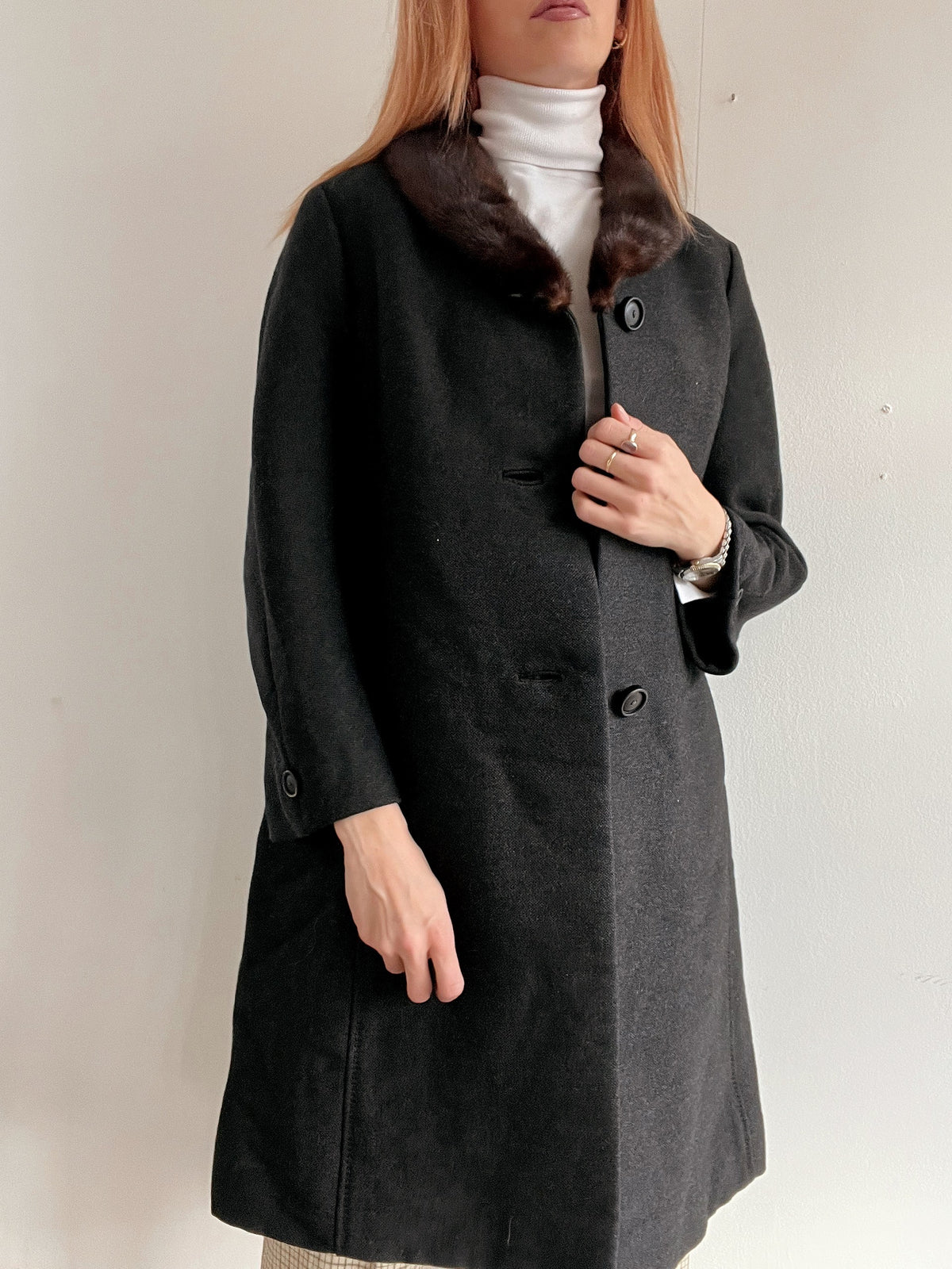 Vintage anthrazitgrauer Wollmantel mit braunem Pelzkragen S/M