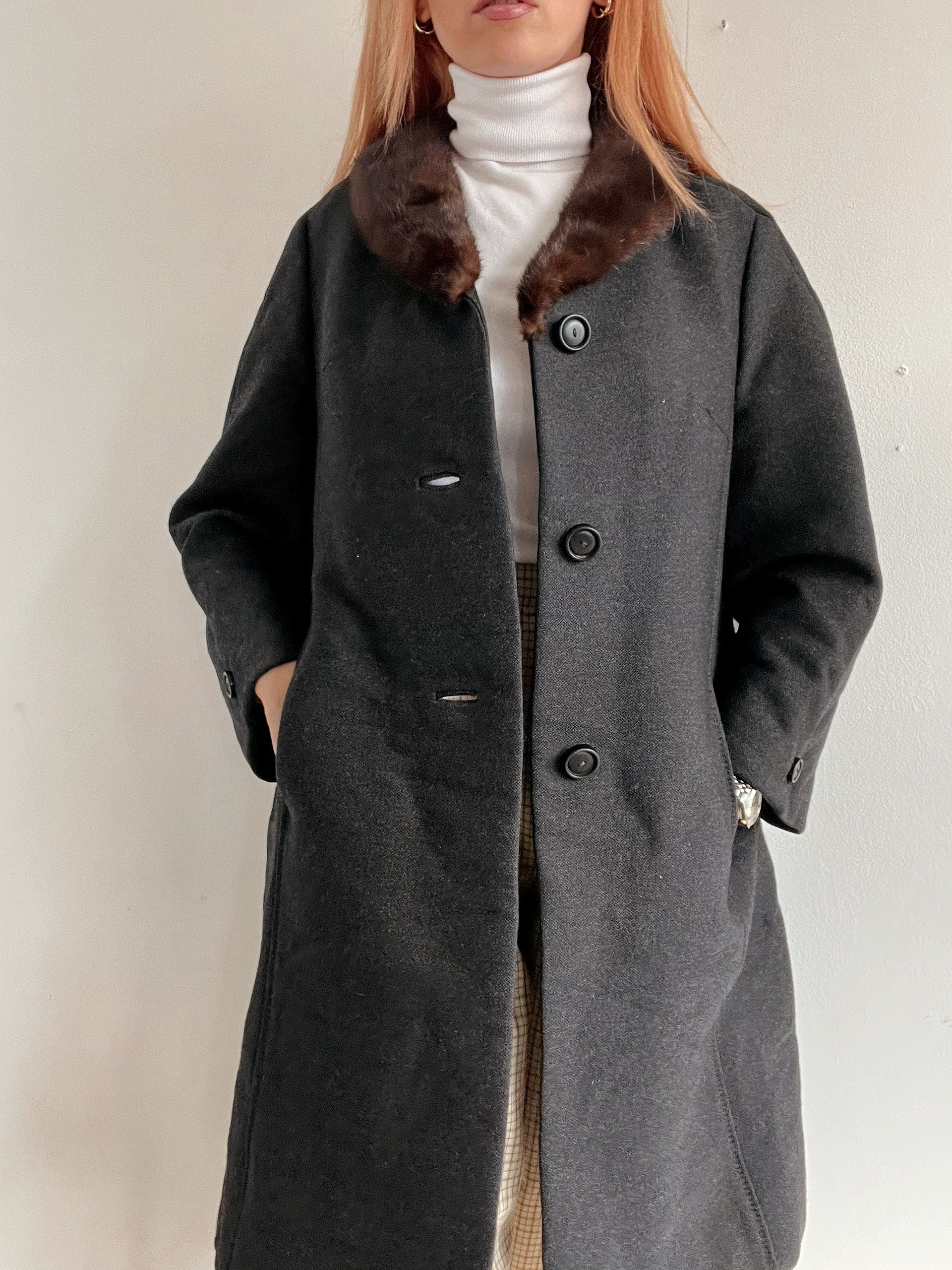 Vintage anthrazitgrauer Wollmantel mit braunem Pelzkragen S/M