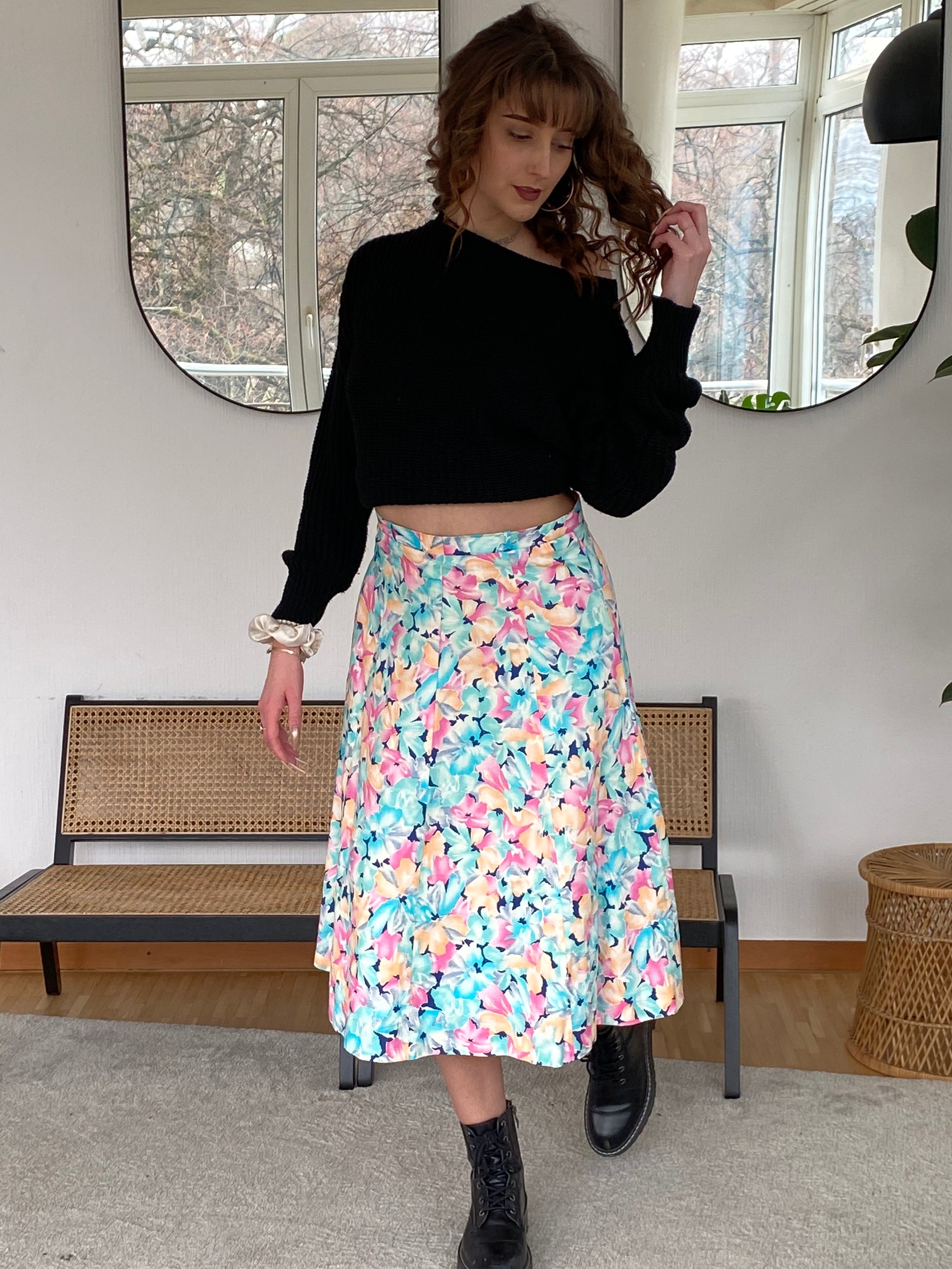Türkisfarbener Rock mit rosa/orangefarbener Blume M 