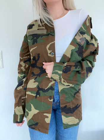 Patterned military jacket with star on the collar