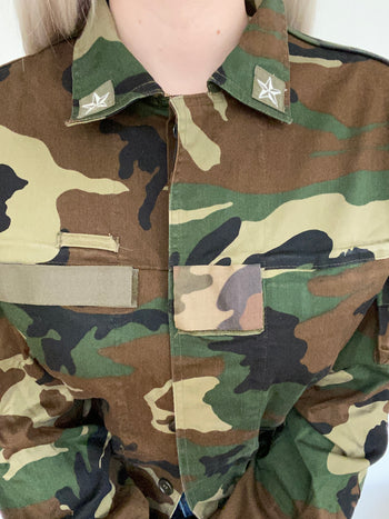 Patterned military jacket with star on the collar