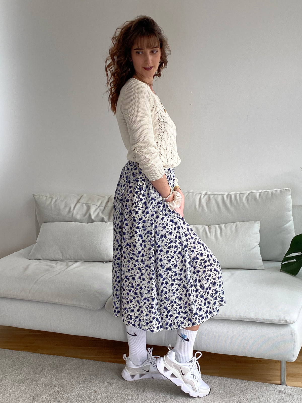 Jupe blanche à fleurs bleus et noirs S