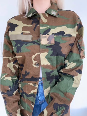 Patterned military jacket with star on the collar