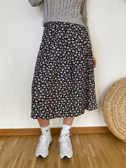 Black skirt with white flowers M