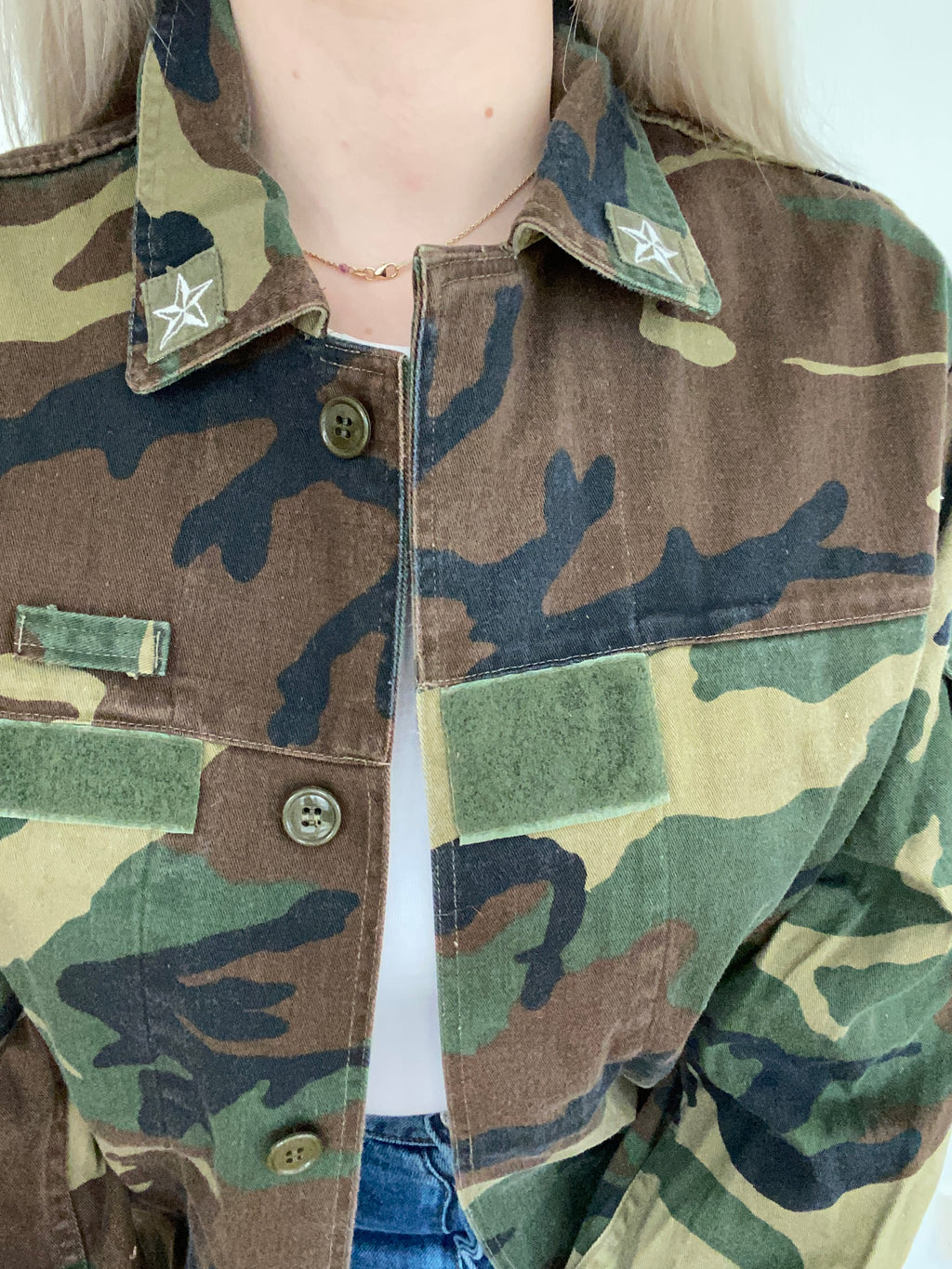 Patterned military jacket with star on the collar