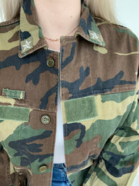 Patterned military jacket with star on the collar