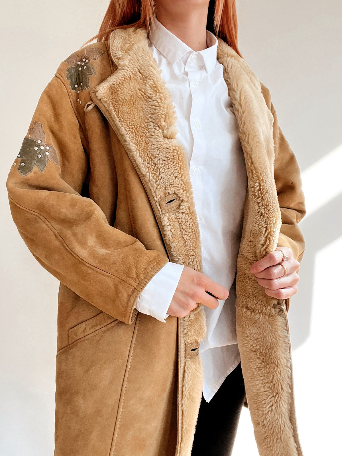 Manteau vintage en mouton retourné beige avec broderie M