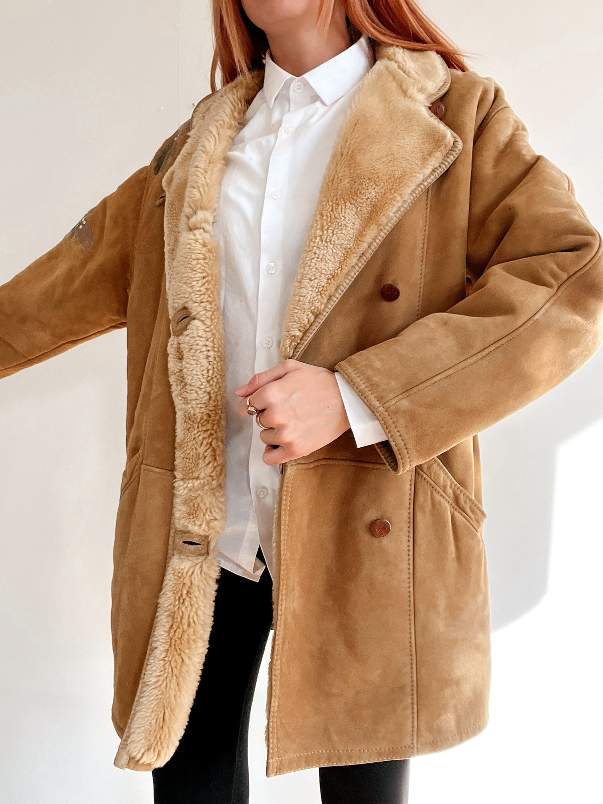 Manteau vintage en mouton retourné beige avec broderie M