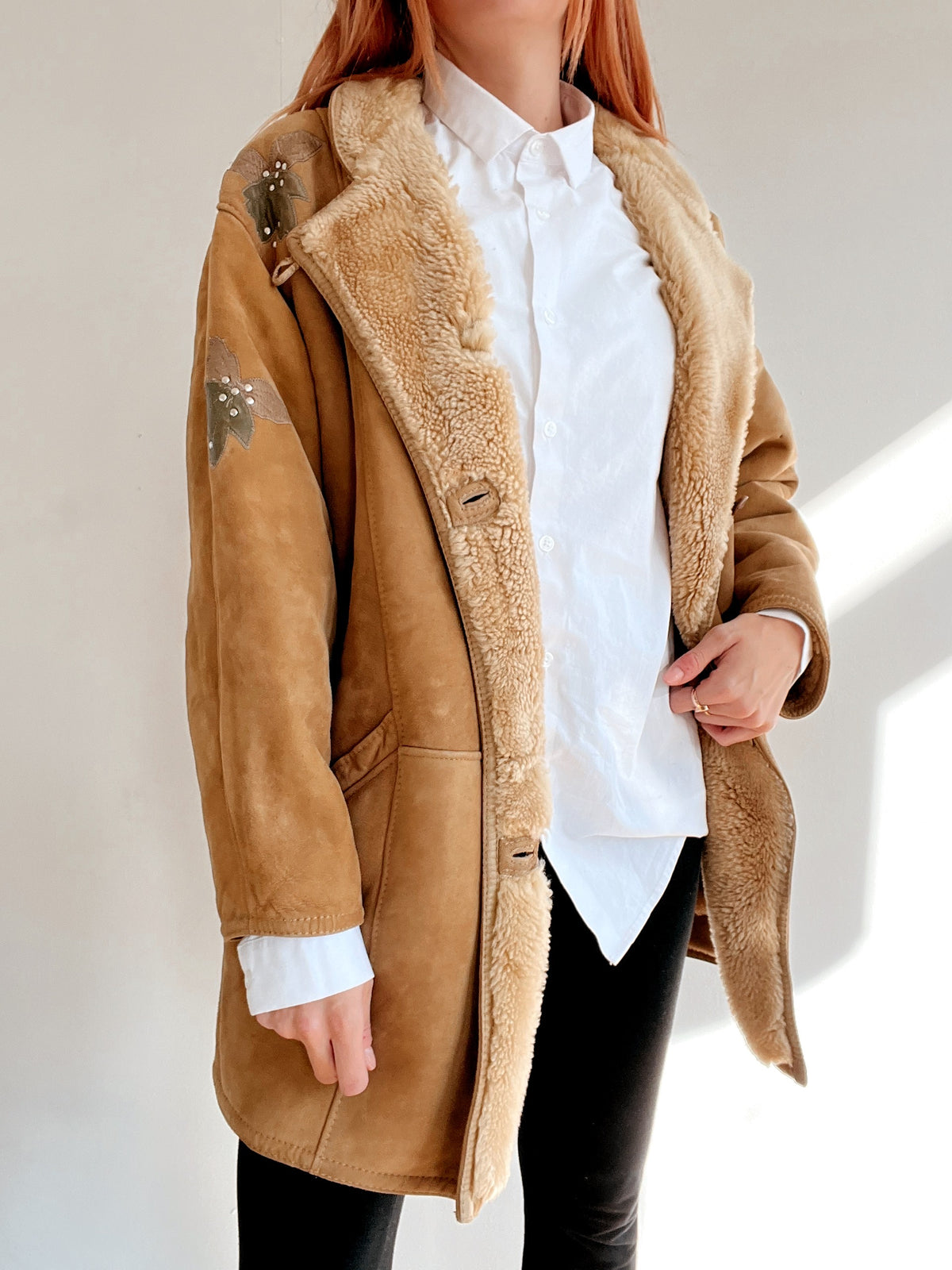 Manteau vintage en mouton retourné beige avec broderie M