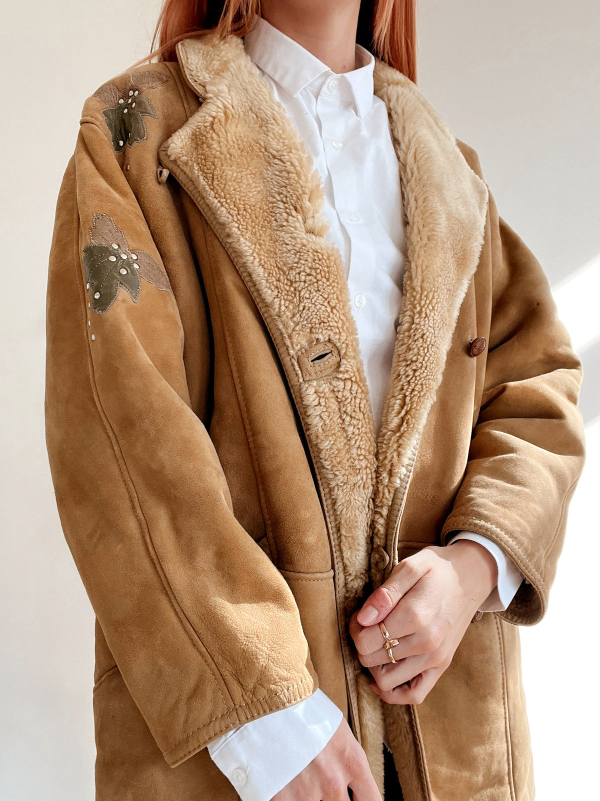 Manteau vintage en mouton retourné beige avec broderie M