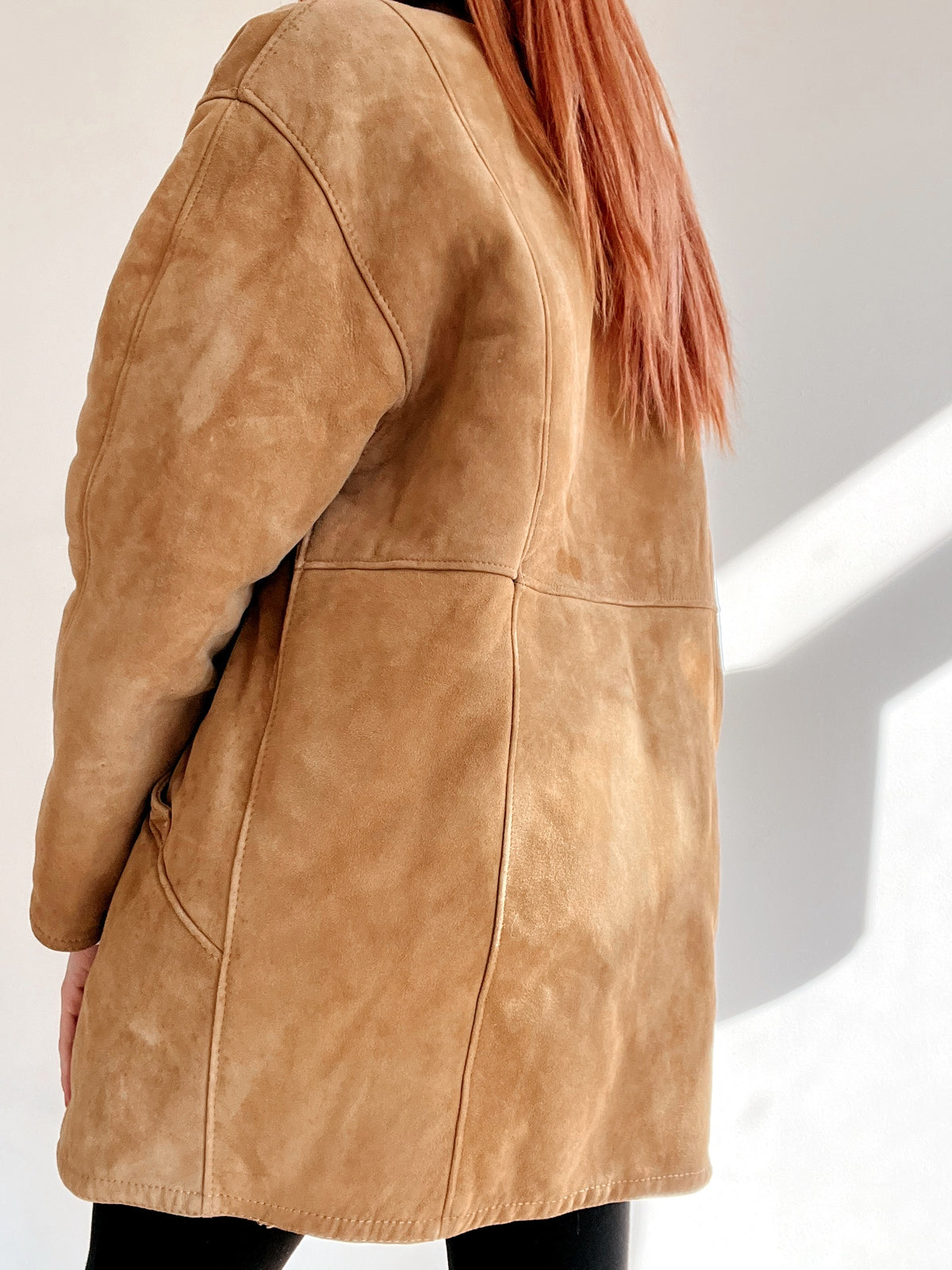 Manteau vintage en mouton retourné beige avec broderie M