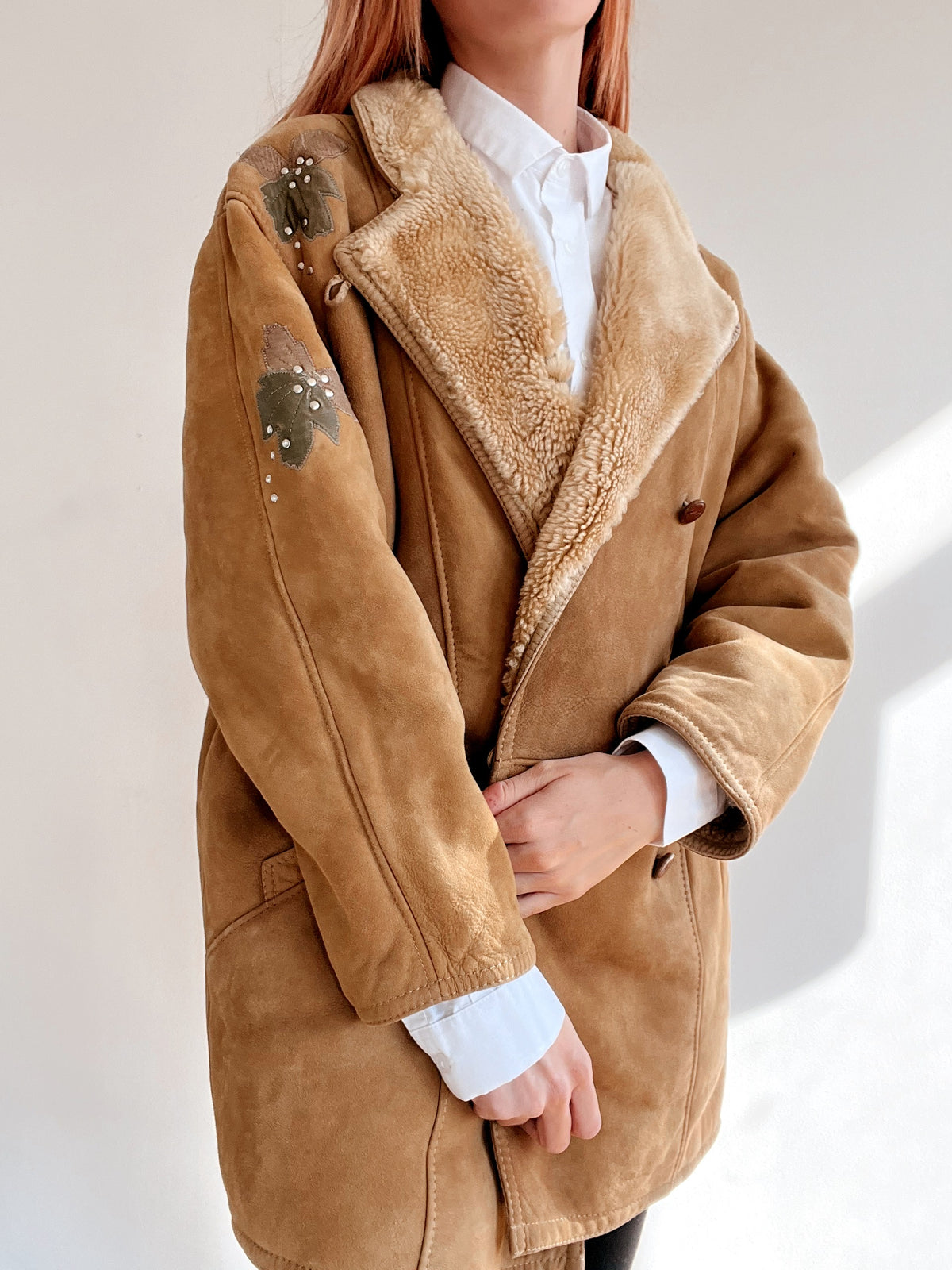 Manteau vintage en mouton retourné beige avec broderie M