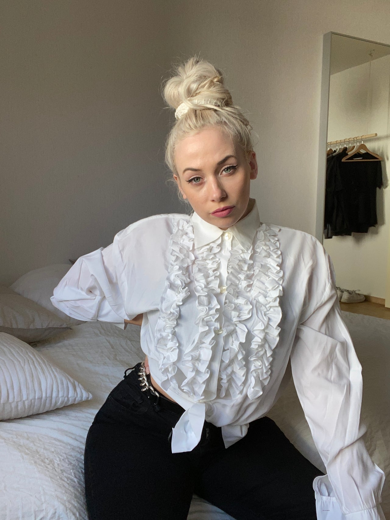 White blouse with frills M