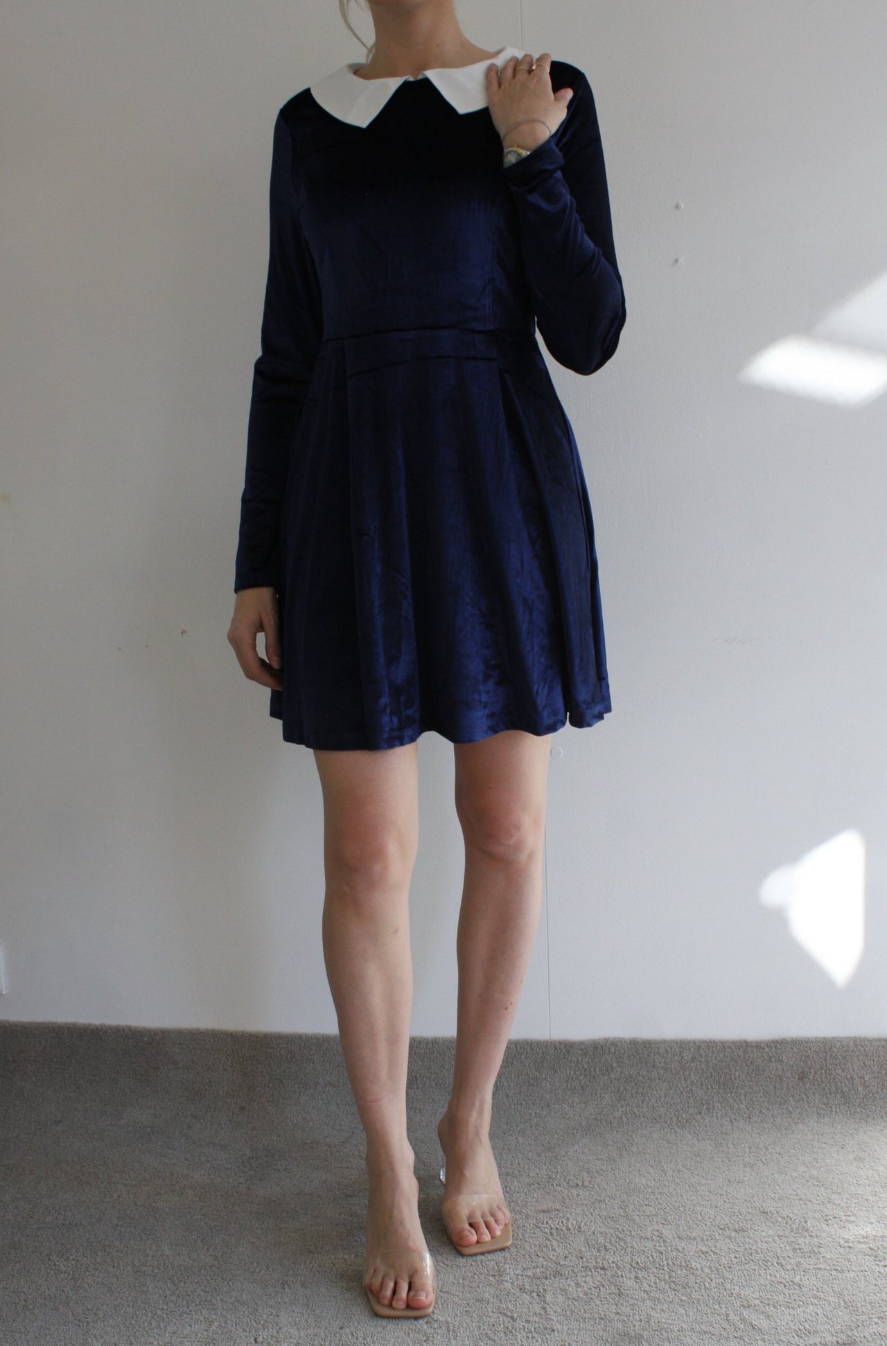 Robe en velours bleu avec col blanc S