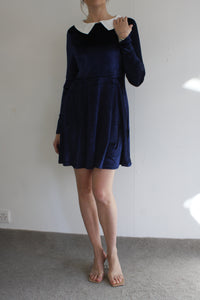Robe en velours bleu avec col blanc S
