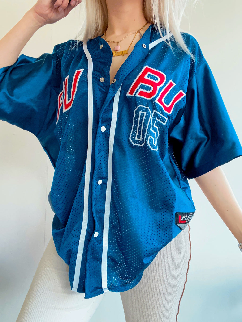 Blaues und rotes FUBU-Sporttrikot