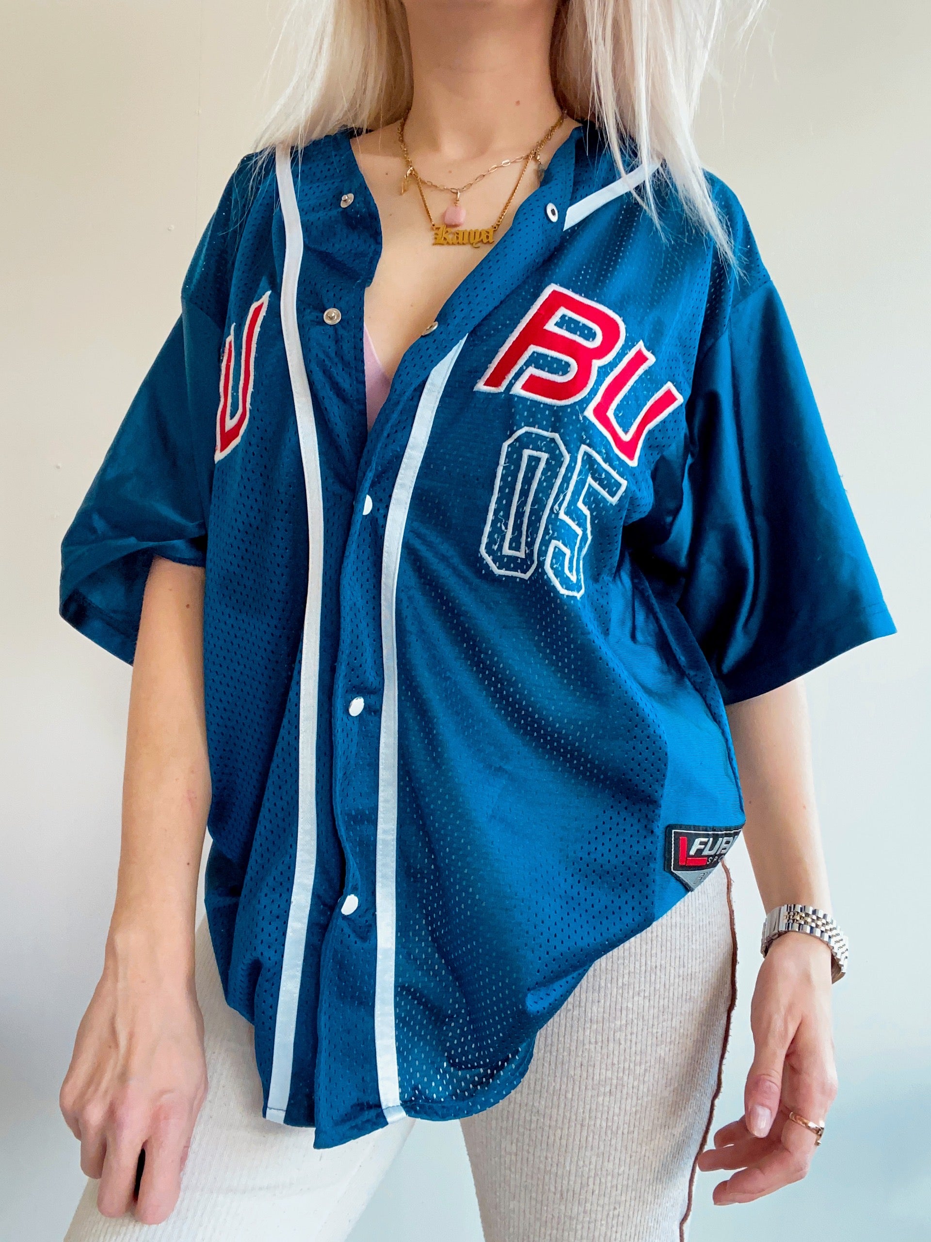 Blaues und rotes FUBU-Sporttrikot