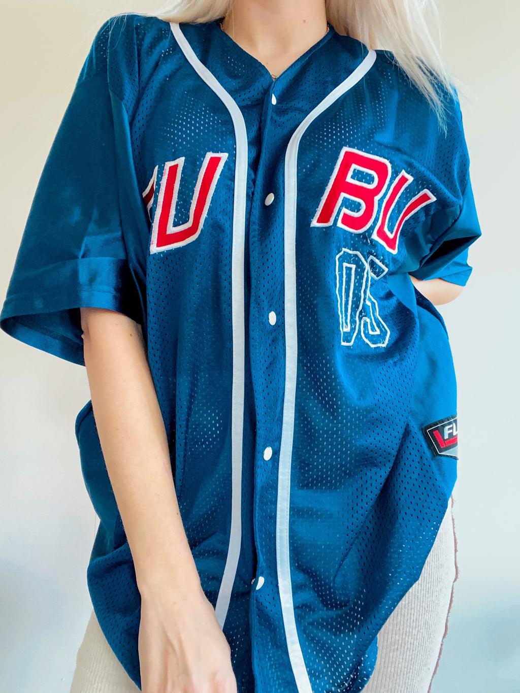 Blaues und rotes FUBU-Sporttrikot