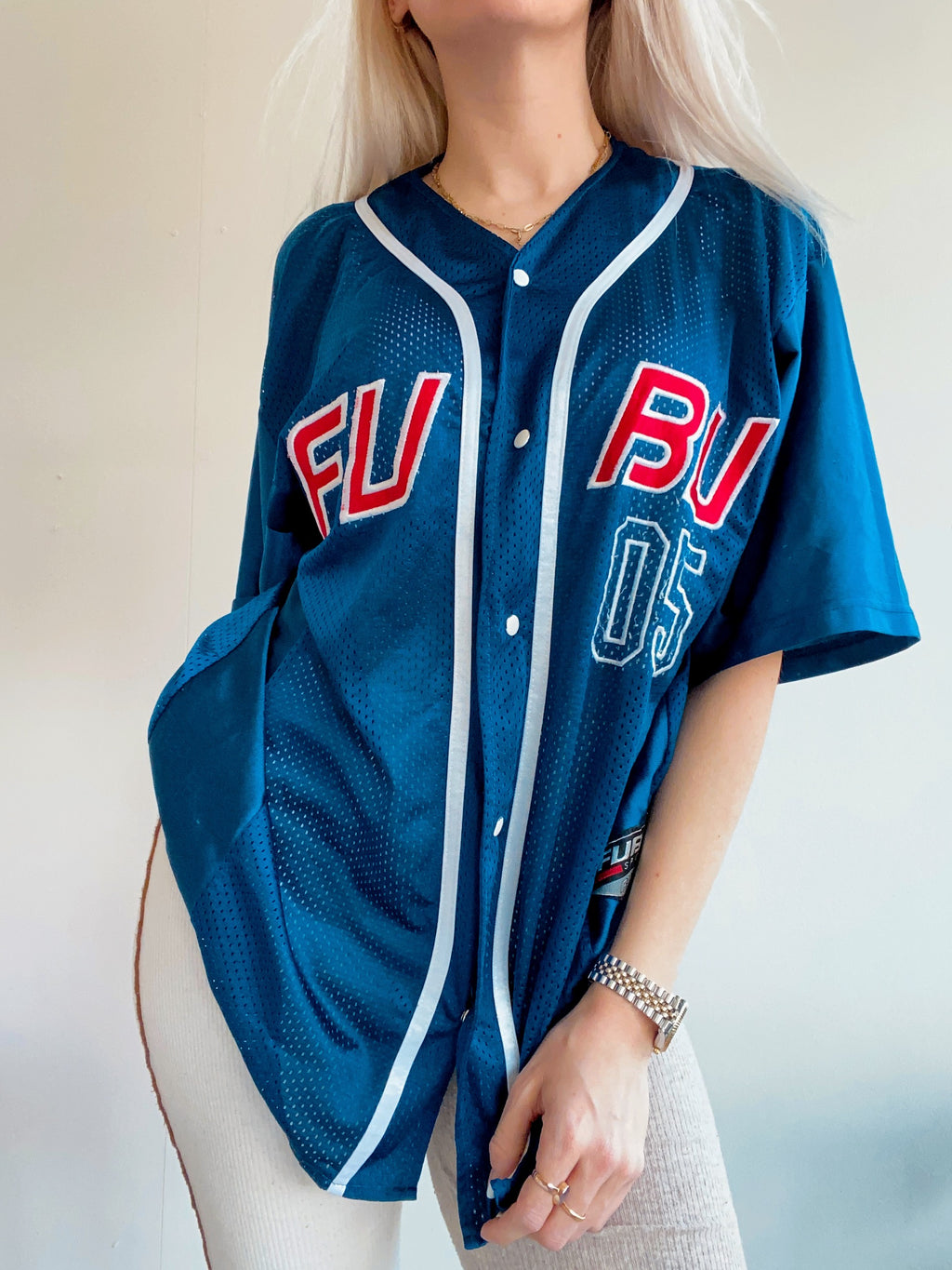 Blaues und rotes FUBU-Sporttrikot