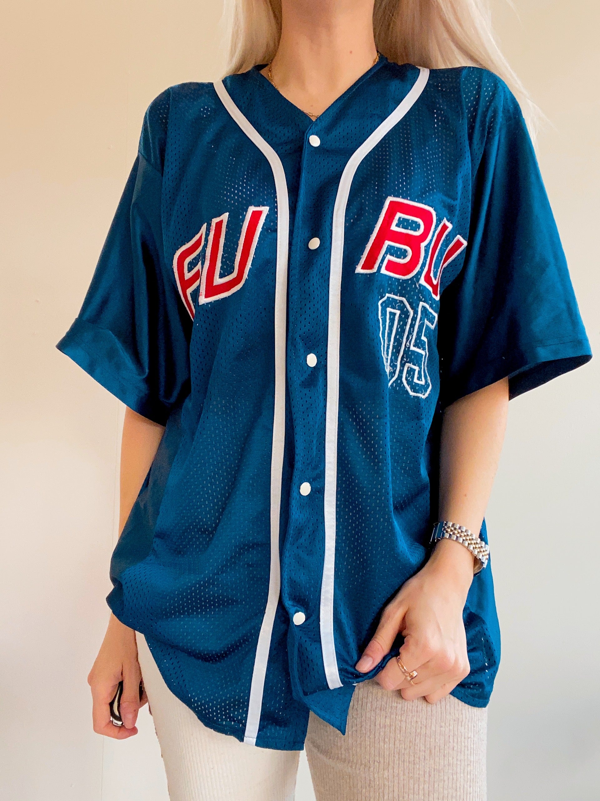 Blaues und rotes FUBU-Sporttrikot