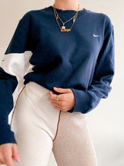 Marineblauer und weißer Nike S-Pullover