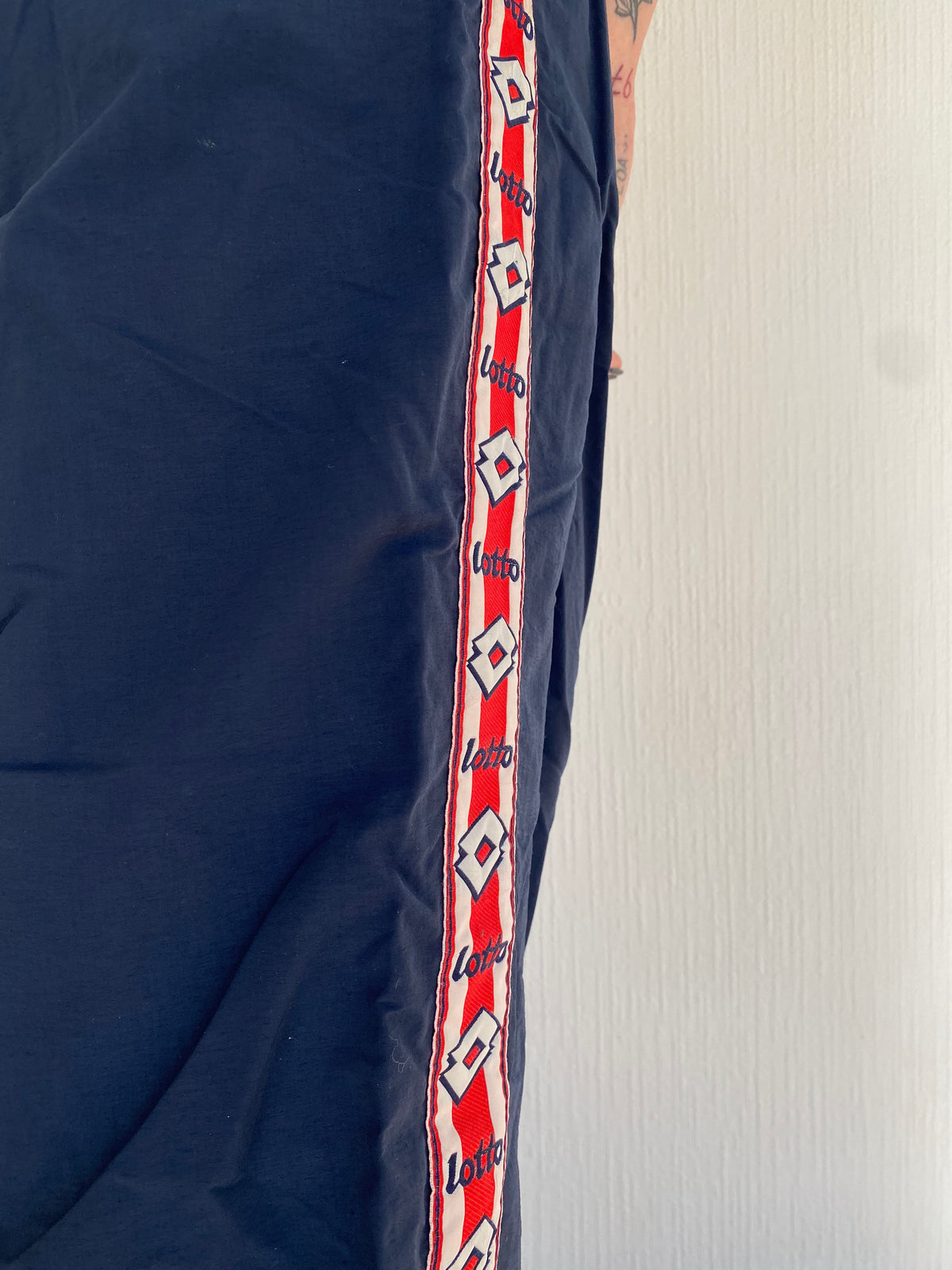 Pantalon jogging bleu foncé/bandes rouges Lotto XL