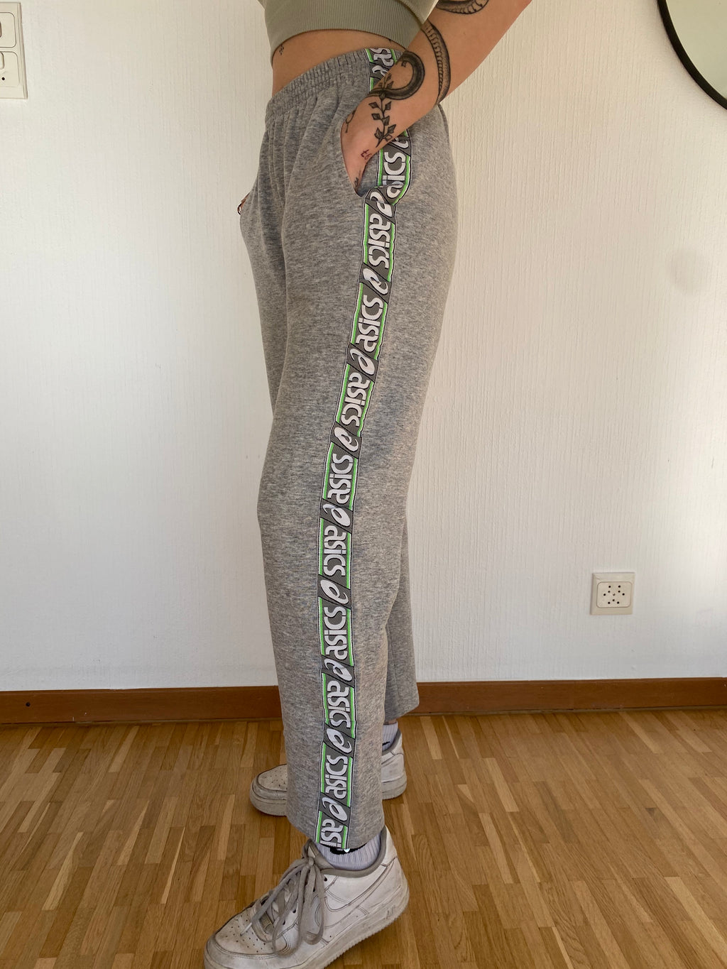 Graue Jogginghose/Asics Streifen S