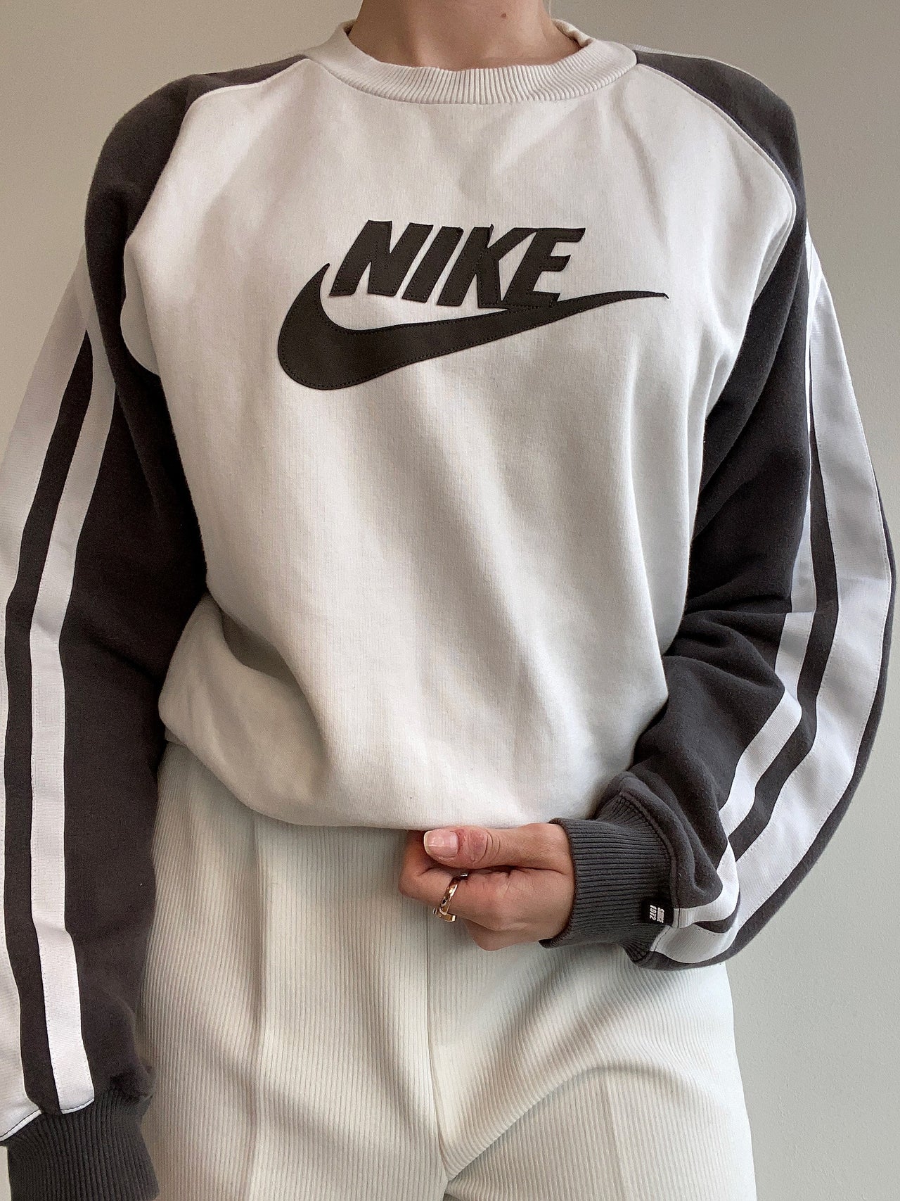 Vintage weißer und anthrazitfarbener Nike-Pullover M