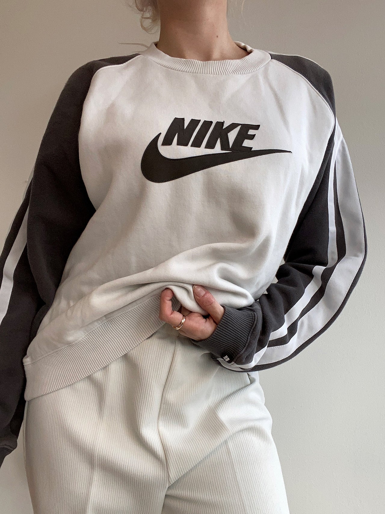 Vintage weißer und anthrazitfarbener Nike-Pullover M